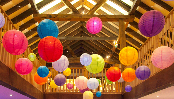 Lampion kertas berwarna-warni